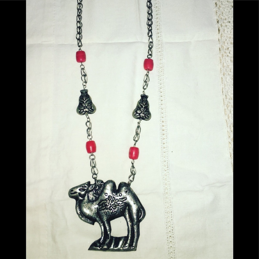 🌿Fabulous VTG 70's camel necklace🌿